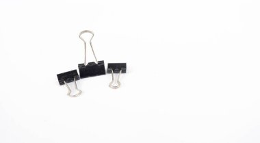 Bağlayıcı klips, uç noktasında halkalar olan ve ikizkenar üçgen şeklinde bükülmüş bir yay çeliği şerididir. Bu araç kağıdı daha düzgün yapmak için klemplemek için kullanılır.