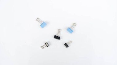 Bağlayıcı klips, uç noktasında halkalar olan ve ikizkenar üçgen şeklinde bükülmüş bir yay çeliği şerididir. Bu araç kağıdı daha düzgün yapmak için klemplemek için kullanılır.