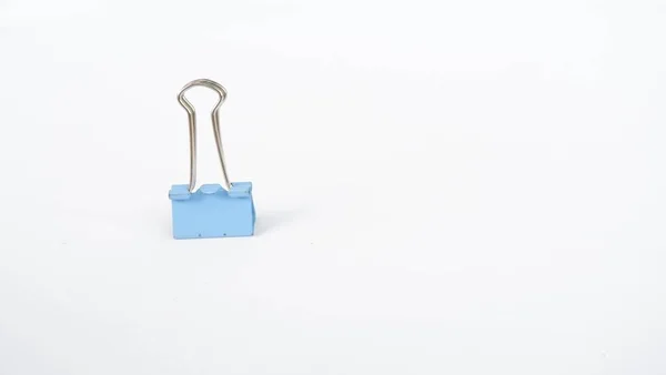 Bağlayıcı klips, uç noktasında halkalar olan ve ikizkenar üçgen şeklinde bükülmüş bir yay çeliği şerididir. Bu araç kağıdı daha düzgün yapmak için klemplemek için kullanılır.