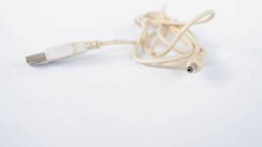Akıllı telefon veya diğer taşınabilir cihazları şarj etmek için kullanılan bir kablo. Bir ucundaki USB şarj aletinin prizine takılı, diğer ucunda bir aygıt konnektörü var.