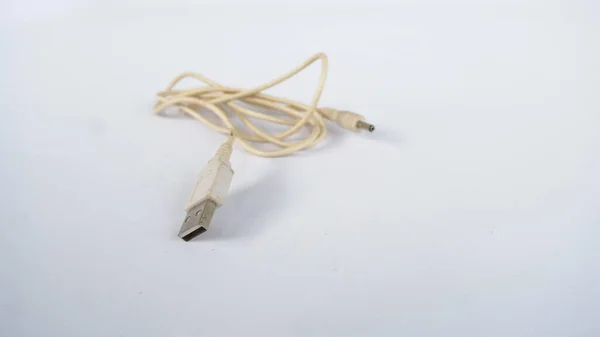 充电电缆用来为智能手机或其他便携式设备充电的电缆电缆一端插在Usb充电器的插座上 另一端有一个装置连接器 — 图库照片