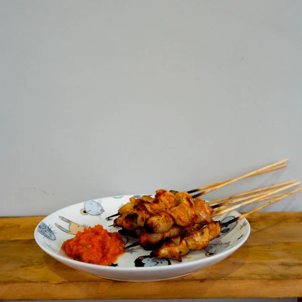 Tavuk satay tipik bir Endonezya yemeğidir. Tavuk satay tavuk etinden yapılır. Genellikle tavuk satay mangal kömürü kullanılarak pişirilir ve fıstık sosu ya da soya sosuyla servis edilir.