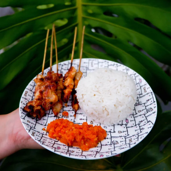 Tavuk satay tipik bir Endonezya yemeğidir. Tavuk satay tavuk etinden yapılır. Genellikle tavuk satay mangal kömürü kullanılarak pişirilir ve fıstık sosu ya da soya sosuyla servis edilir.