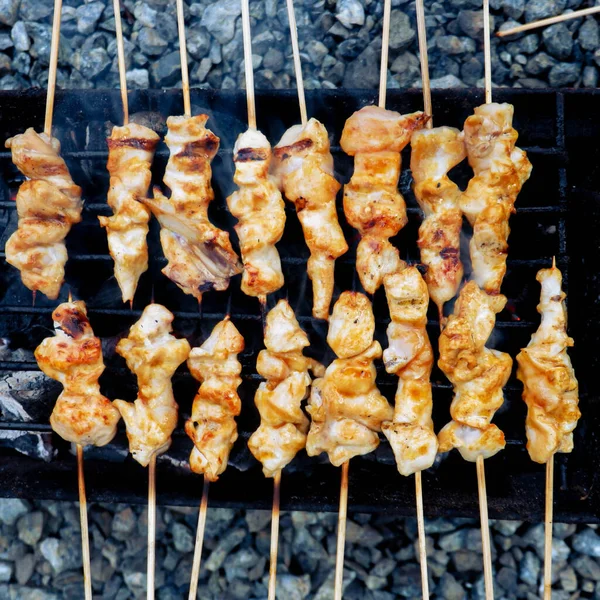 Tavuk satay tipik bir Endonezya yemeğidir. Tavuk satay tavuk etinden yapılır. Genellikle tavuk satay mangal kömürü kullanılarak pişirilir ve fıstık sosu ya da soya sosuyla servis edilir.