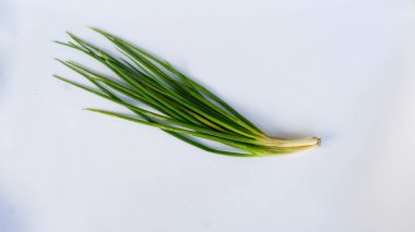 Alttaki pırasa beyaz. Pırasa yemek pişirmek için yaygın olarak kullanılan bir sebze türüdür..