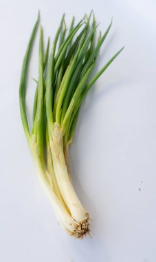 Alttaki pırasa beyaz. Pırasa yemek pişirmek için yaygın olarak kullanılan bir sebze türüdür..