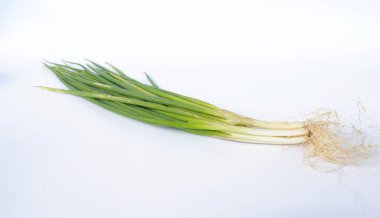 Alttaki pırasa beyaz. Pırasa yemek pişirmek için yaygın olarak kullanılan bir sebze türüdür..