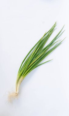 Alttaki pırasa beyaz. Pırasa yemek pişirmek için yaygın olarak kullanılan bir sebze türüdür..