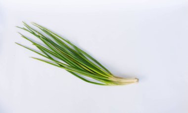 Alttaki pırasa beyaz. Pırasa yemek pişirmek için yaygın olarak kullanılan bir sebze türüdür..