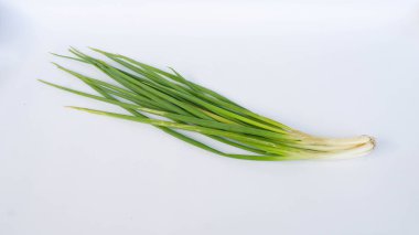 Alttaki pırasa beyaz. Pırasa yemek pişirmek için yaygın olarak kullanılan bir sebze türüdür..