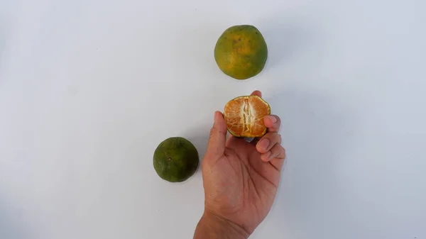 Χέρι Που Κρατά Ένα Πορτοκάλι Που Έχει Χωριστεί Στη Μέση — Φωτογραφία Αρχείου