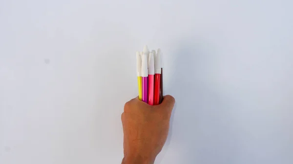 Mão Segurando Vários Marcadores Coloridos Uma Almofada Branca — Fotografia de Stock