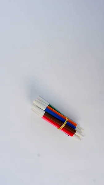 Several Colored Markers Tied Rubber Placed White Mat — Stock Photo, Image
