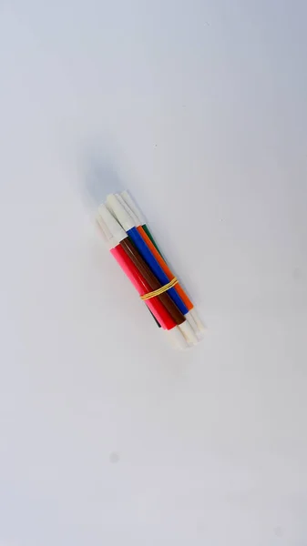 Несколько Цветных Маркеров Связанных Резинкой Размещены Белом Коврике — стоковое фото