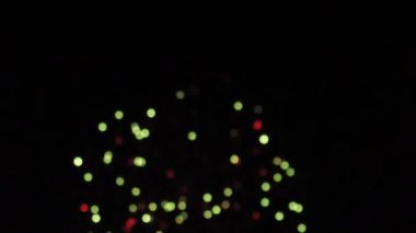 Diwali, Diwali havai fişeklerinin, havai fişeklerin ve roketlerin gece çekimini kutluyor..