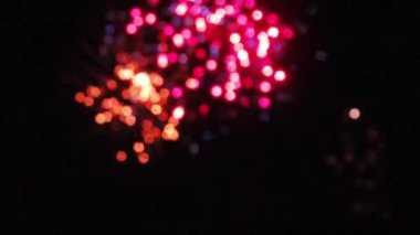 Diwali havai fişeklerinin, havai fişeklerin ve roketlerin gece çekimini HD 'de gürültülü bir şekilde kutladık. Yüksek kalite Görüntü.