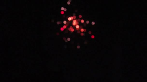カラフルな新年のお祝い花火それにいくつかのノイズを追加 Hd映像 — ストック動画