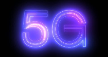 Siyah arkaplan üzerinde hareket eden 5G neon arkaplan metni, kablosuz geniş bant bağlantıları ile küresel ağ ve dijital gelecek kavramı. Bulut hesaplama, kodlama ve programlama için ikili bg.
