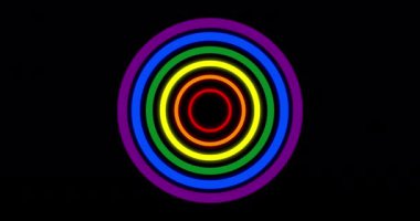 LGBTQ Gurur Ayı 4K 'da daire şeklinde renklendirilmiş arka plan. UHD 'de gökkuşağı renkli, parlak, eliptik arka plan animasyonu. Eşitlik ve cinsiyet kimliği kavramı.