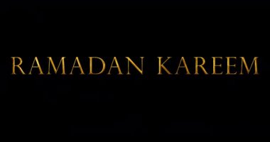 Altın Mutlu Ramazan Kareem tipografik animasyon siyah bg 4K. Ramazan 'ın kutsal ayının kutlanması. Ruhani İslami Arap kaligrafik altın metin hareketi grafiği. Lüks din harf bg.