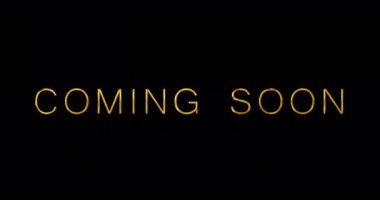 Yakında 4K daktilo anonsu altın gibi parlak metin animasyonu geliyor. Promosyon indirimi ve satış metni grafiği. Reklam Altın Film Yayın Uyarı başlığı görüntüler.