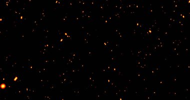 Gerçekçi sürrealist kor ateş tozu siyah bg 'de yükseliyor. Grunge koyu kıvılcımları izole edilmiş karanlık arka planda uçuşuyor. Kıvılcımlar yanıp sönüyor. Cehennemin yükselen patlaması. Siyah üzerine kor.