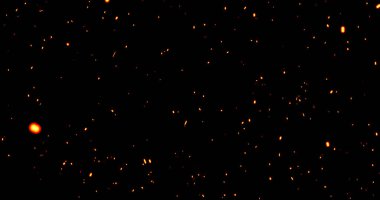 Gerçekçi sürrealist kor ateş tozu siyah bg 'de yükseliyor. Grunge koyu kıvılcımları izole edilmiş karanlık arka planda uçuşuyor. Kıvılcımlar yanıp sönüyor. Cehennemin yükselen patlaması. Siyah üzerine kor.