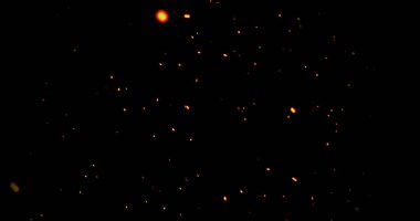 Gerçekçi sürrealist kor ateş tozu siyah bg 'de yükseliyor. Grunge koyu kıvılcımları izole edilmiş karanlık arka planda uçuşuyor. Kıvılcımlar yanıp sönüyor. Cehennemin yükselen patlaması. Siyah üzerine kor.