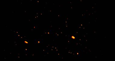 Gerçekçi sürrealist kor ateş tozu siyah bg 'de yükseliyor. Grunge koyu kıvılcımları izole edilmiş karanlık arka planda uçuşuyor. Kıvılcımlar yanıp sönüyor. Cehennemin yükselen patlaması. Siyah üzerine kor.