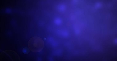 Mavi gökyüzü gökyüzü gökyüzü bulutları bg. Parlak yıldızlı nebula ışınları. Sonsuz siyah uzay çoklu evren seyahat kavramını atlar. Dış uzay kozmosu hayali mistik bulut kümesi.