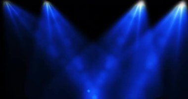 Sahne ışıkları döngü şablon klipsi 4K 'yi hareket ettiriyor. Karanlık bg 'de parlayan büyük spot ışığı sahneyi yukarıdan aydınlatıyor. Müzik konseri ışık efekti. El fenerleri moda defilesi.