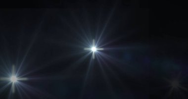 Papparazi kamerası reklam için rastgele siyah arkaplan yansıtıyor. Karanlık bg 'de stüdyo ışığı yanıp sönüyor. Ünlü cazibe ürünü ilavesi. Beyaz kamera siyah ekranda parlıyor. Yıldız popülerliği.