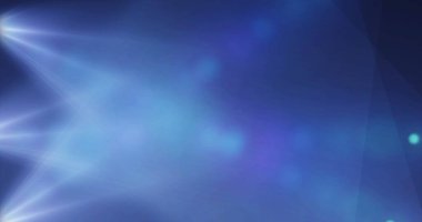 Dikey portre sahne ışıkları şablon üzerinde hareket ediyor. Büyük spot lambası, sahneyi tepeden aydınlatıyor. Müzik konseri ışık efekti. El fenerleri moda defilesi.