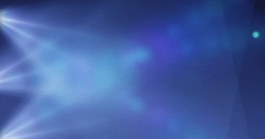 Dikey portre sahne ışıkları şablon üzerinde hareket ediyor. Büyük spot lambası, sahneyi tepeden aydınlatıyor. Müzik konseri ışık efekti. El fenerleri moda defilesi.