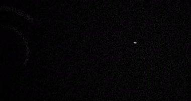 Lineer monokrom daireler grungy desenli bg, 4K. Eski kağıt noktalar, kaba inşaat iskeleti, geometrik çimento, paslı şarjörü döndürüyor. Yeni binalar ve köprüler için 3D yerleşim planı çizildi. 