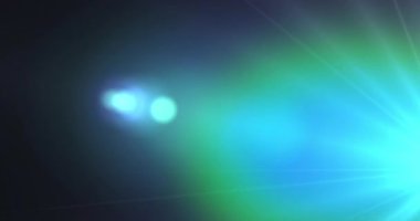 Akşamüstü güneş ışığı siyah bg 4K üzerinde gerçekçi bir ışık geçişi yapıyor. Işık sızıntısı lensleri parlak, yumuşak, antika görünümlü. Yüksek hızlı grunge hızı parlama etkisi. Sinematik film kaplaması.