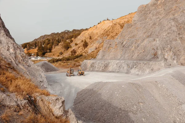 Quarry Machines Piles Gravel Blue Sky Stone Crushing Screening Plant — Stock Photo, Image
