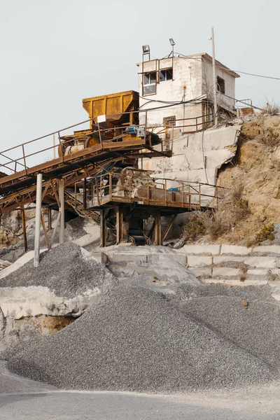 Taş ocağı makineleri ve mavi gökyüzünün üzerindeki çakıl yığınları. Taş parçalama ve tarama tesisi. Yüksek kalite fotoğraf