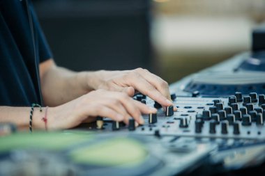Bir müzik festivalinde şarkı söylerken DJ 'in ellerini mikserde çalarken yakın çekim görüntüsü. Yüksek kalite fotoğraf