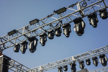 Müzik festivali aydınlatma teçhizatının genel görünümü, hareket eden farlar ve lambalar. Yüksek kalite fotoğraf