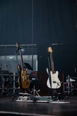 Sahnede oyuncularını bekleyen iki gitarın genel görüntüsü. Yüksek kalite fotoğraf