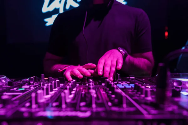 Bir DJ 'in şarkı söylerken mikseri çalarkenki görüntüsünü kapat. Yüksek kalite fotoğraf
