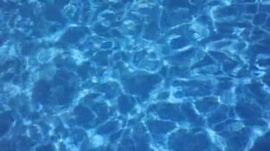 Mavi yüzme havuzundaki dalgalı temiz su deseni. Yüksek kalite 4k görüntü