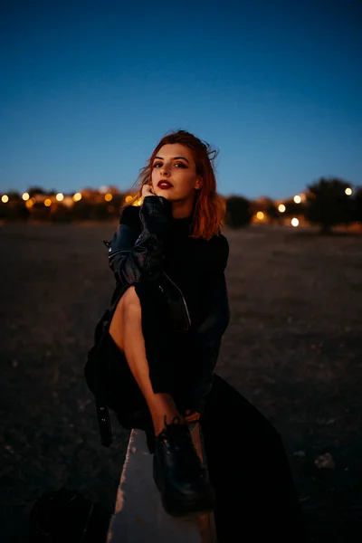 Gün batımında kırmızı havası olan güzel bir genç kadının portresi. Yüksek kalite fotoğraf