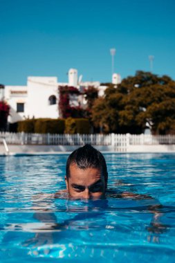 Genç adam yüzme havuzunda dinleniyor. Yüksek kalite fotoğraf