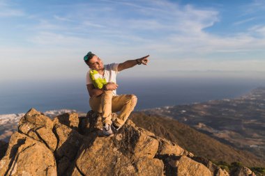 Sierra Bermeja Dağı 'nın tepesindeki genç bir adamın genel manzarası, Malaga. Yüksek kalite fotoğraf