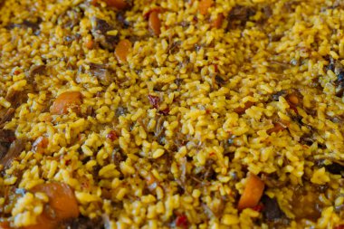 Yanakları ve sebzeleri olan etli paella manzarasını kapat. Yüksek kalite fotoğraf