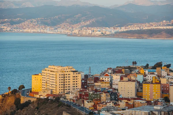 Ceuta 'daki Keşif Mahallesi' ni ve Fas Körfezi 'ni güneş doğarken yakından izleyin. Yüksek kalite fotoğraf