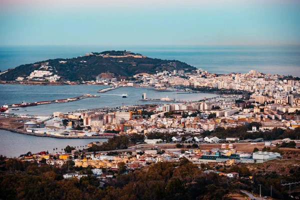 Günbatımında Ceuta Körfezi 'nin genel manzarası. Arka planda Hacho Dağı var. Limanın girişinden bir feribot geçiyor. Yüksek kalite fotoğraf