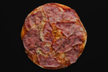 Jambonlu ve mozzarellalı lezzetli pizza. Yüksek kalite fotoğraf